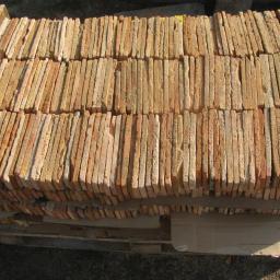 ATP SERVICE Paweł Motek - Ułożone na palecie ceglane płytki klinkierowe w odcieniach czerwieni i beżu, z widoczną strukturą starej cegły, przygotowane do transportu lub montażu.