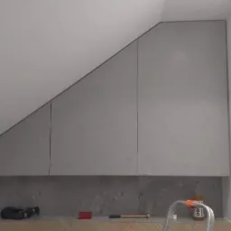 Szafka skośna w łazience, wykonana z frontów akrylowych.