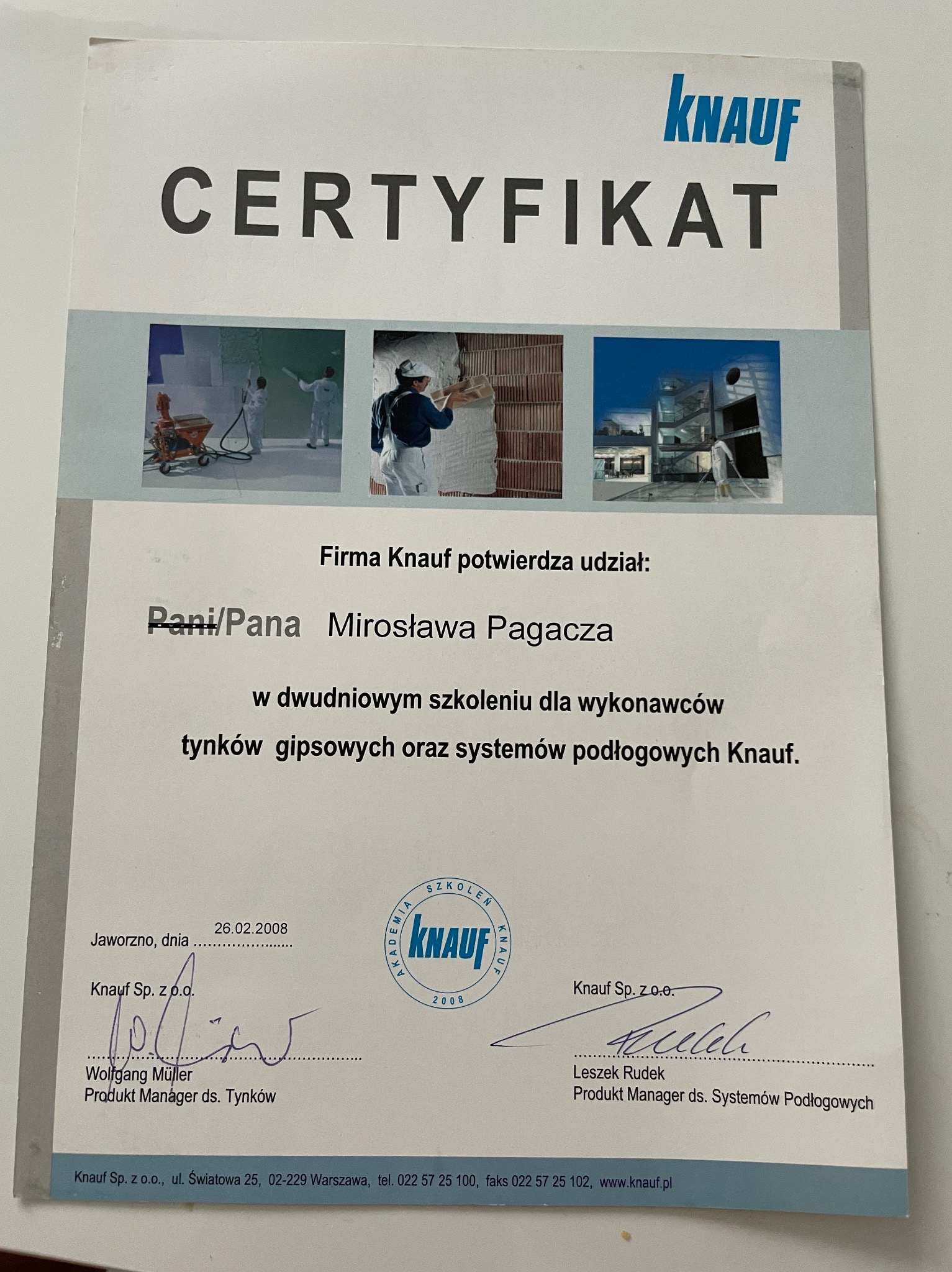 Skan certyfikatu firmy Knauf potwierdzający udział Mirosława Pagacza w szkoleniu dla wykonawców tynków gipsowych i systemów podłogowych, z datą 26.02.2008 i podpisami Wolfganga Müllera i Leszka Rudka.