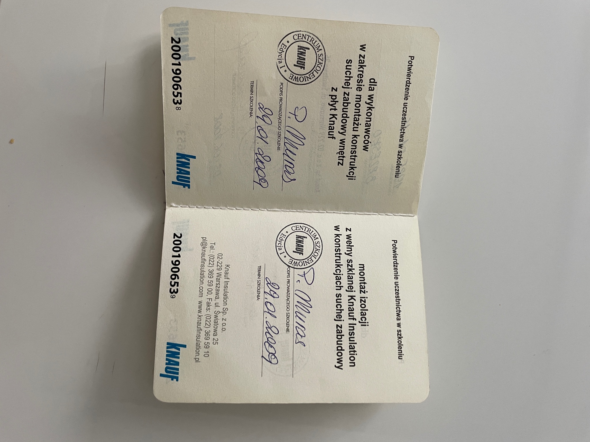 Skan dwóch kart potwierdzających uczestnictwo w szkoleniu Knauf z zakresu montażu konstrukcji suchej zabudowy wnętrz z płyt Knauf oraz montażu izolacji z wełny szklanej Knauf Insulation...