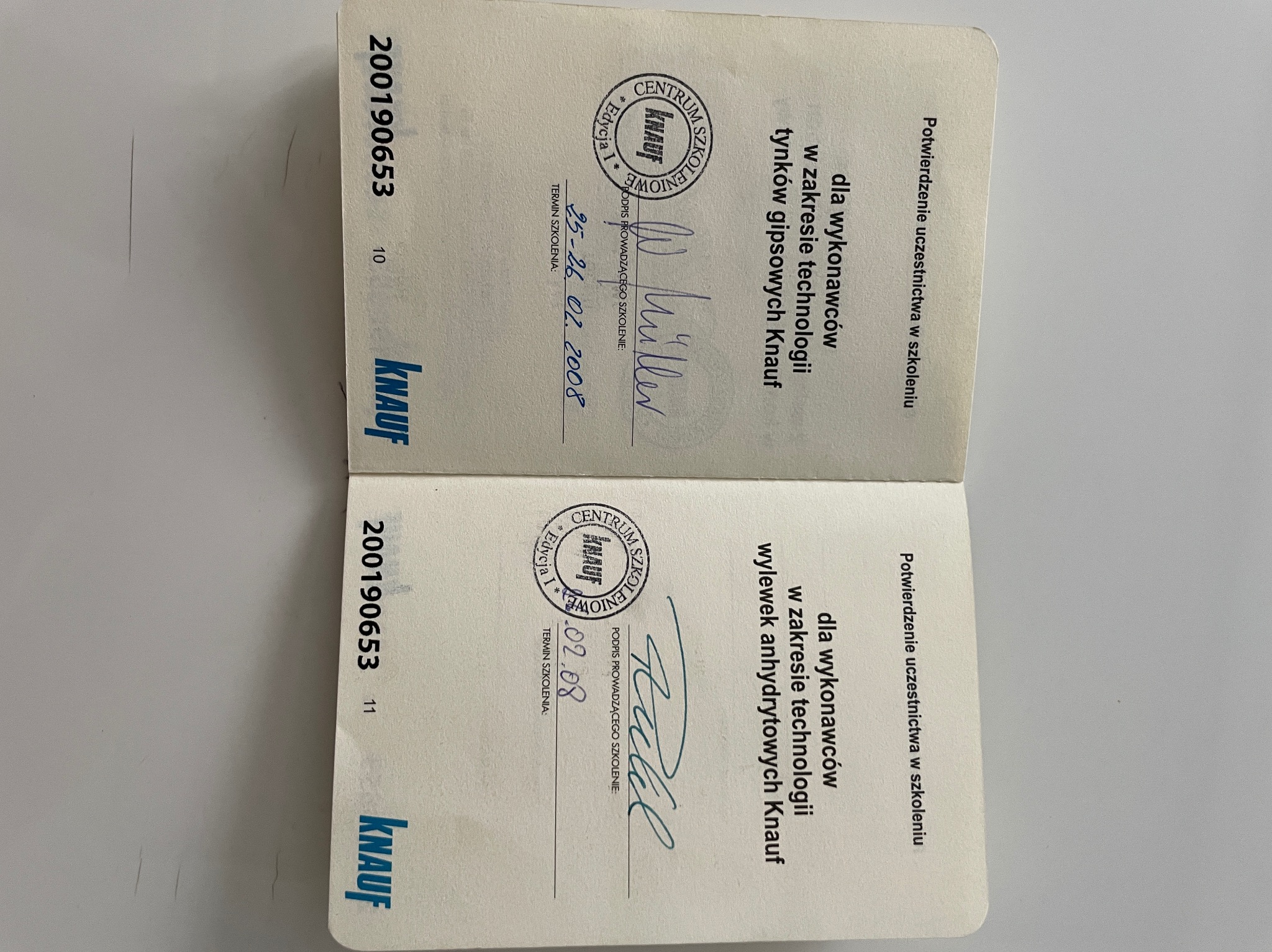 Dwa certyfikaty ukończenia szkoleń Knauf dla wykonawców: jeden z zakresu technologii tynków gipsowych, drugi z zakresu wylewek anhydrytowych. Oba dokumenty posiadają pieczęć i podpisy osób...