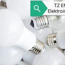 Kompaktowy stos żarówek LED i tradycyjnych z metalowymi gwintami, ułożonych w bliskim planie, z logo firmy elektroinstalacyjnej w rogu.