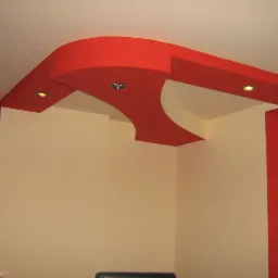 Czerwona, podwieszana konstrukcja sufitowa z płyt gipsowo-kartonowych z trzema wbudowanymi punktami świetlnymi, kontrastująca z beżowymi ścianami i czerwonymi akcentami na ścianach i przy futrynie...