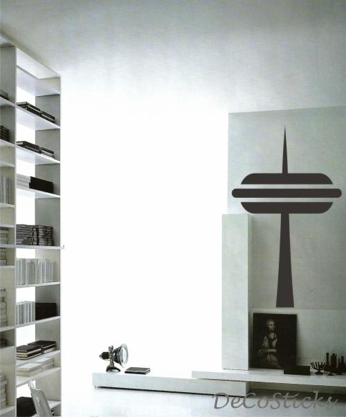 Szablon malarski wielokrotnego użytku przedstawiający stylizowaną wieżę telewizyjną na ścianie w minimalistycznym wnętrzu z białymi meblami i półkami z książkami.