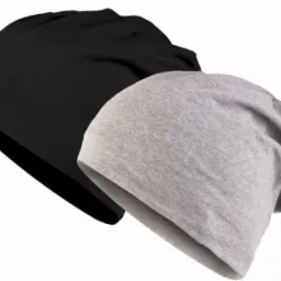 Dwie czapki beanie: czarna i szara, leżące obok siebie na białym tle, z widocznymi fałdami materiału.