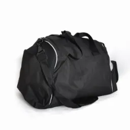 Czarna torba podróżna z białym obszyciem i paskiem na ramię, leżąca na białym tle.