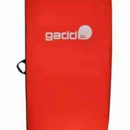 Czerwony crash pad boulderowy marki gadd.pl z uchwytem, sfotografowany na białym tle.