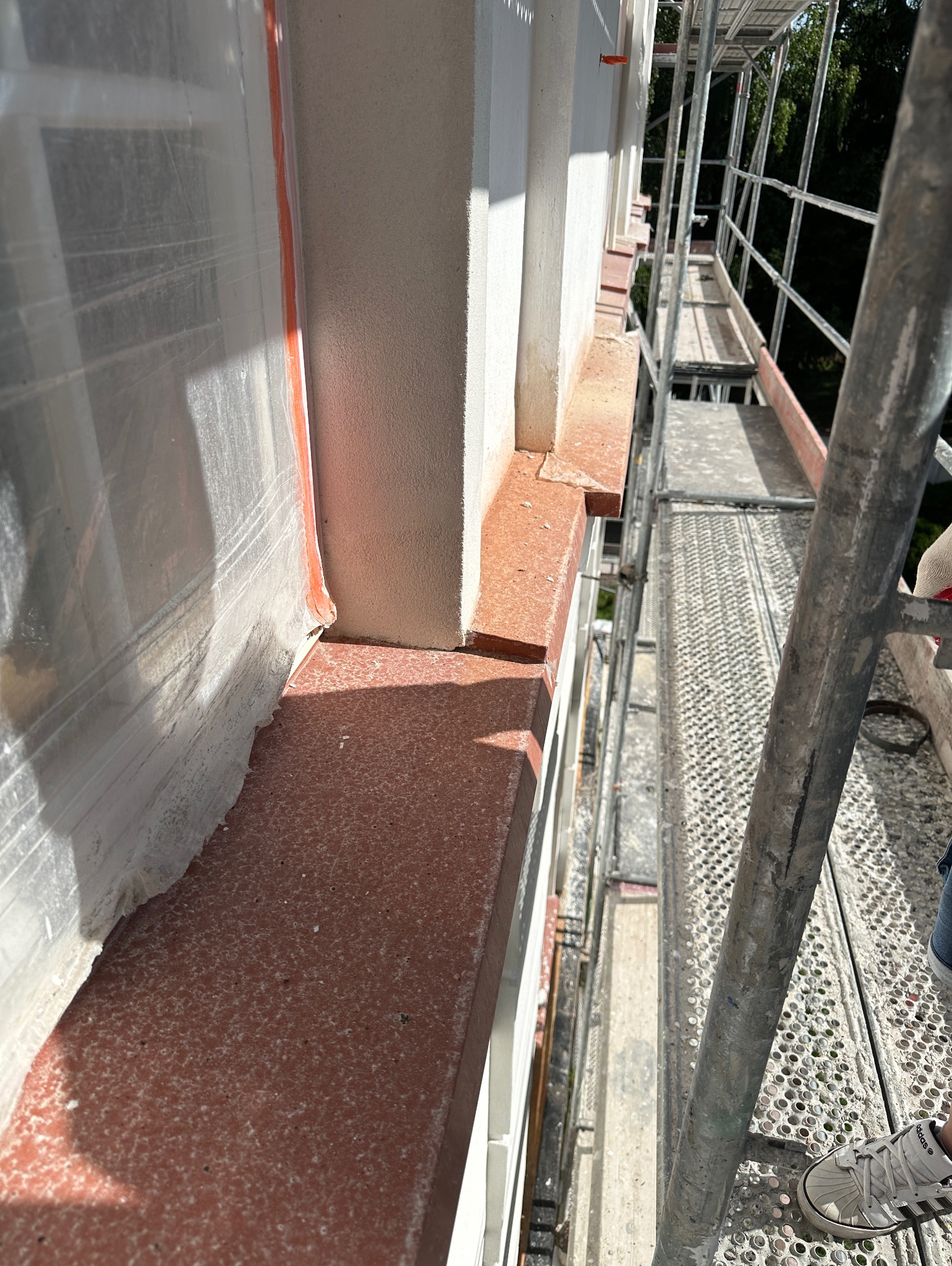 Pruszyn - Kościół pw. Mikołaja Biskupa - Obróbki blacharskie gzymsów i orynjnowanie