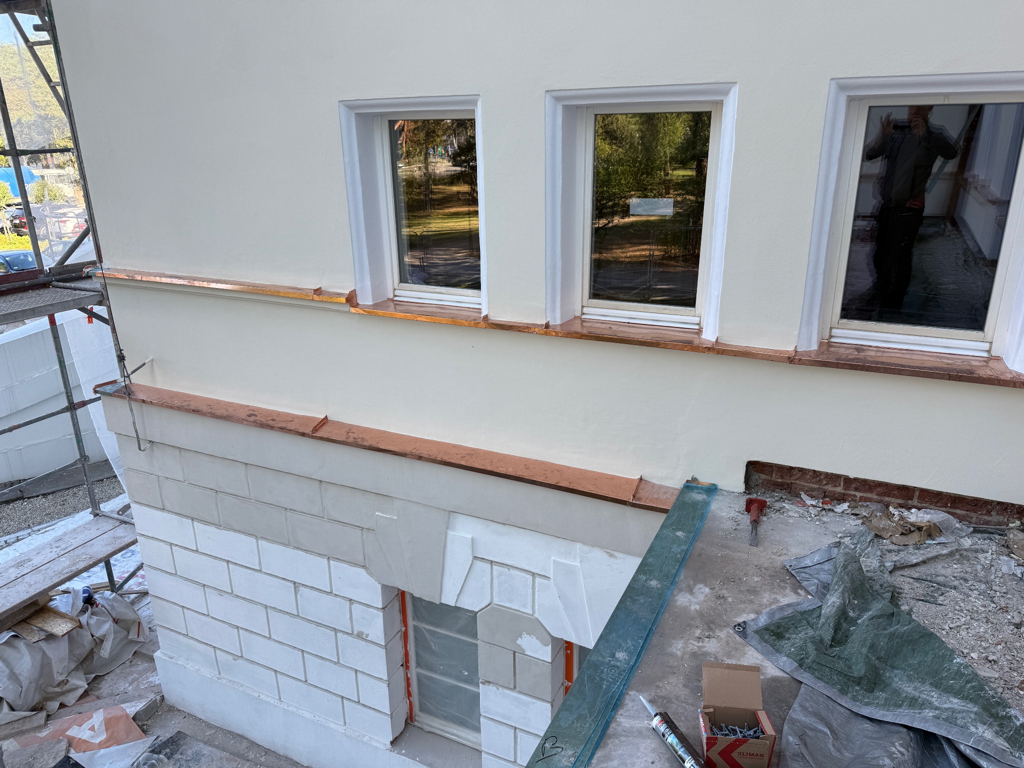 Otwock szkoła średnia - obróbki gzymsów z blachy miedzianej