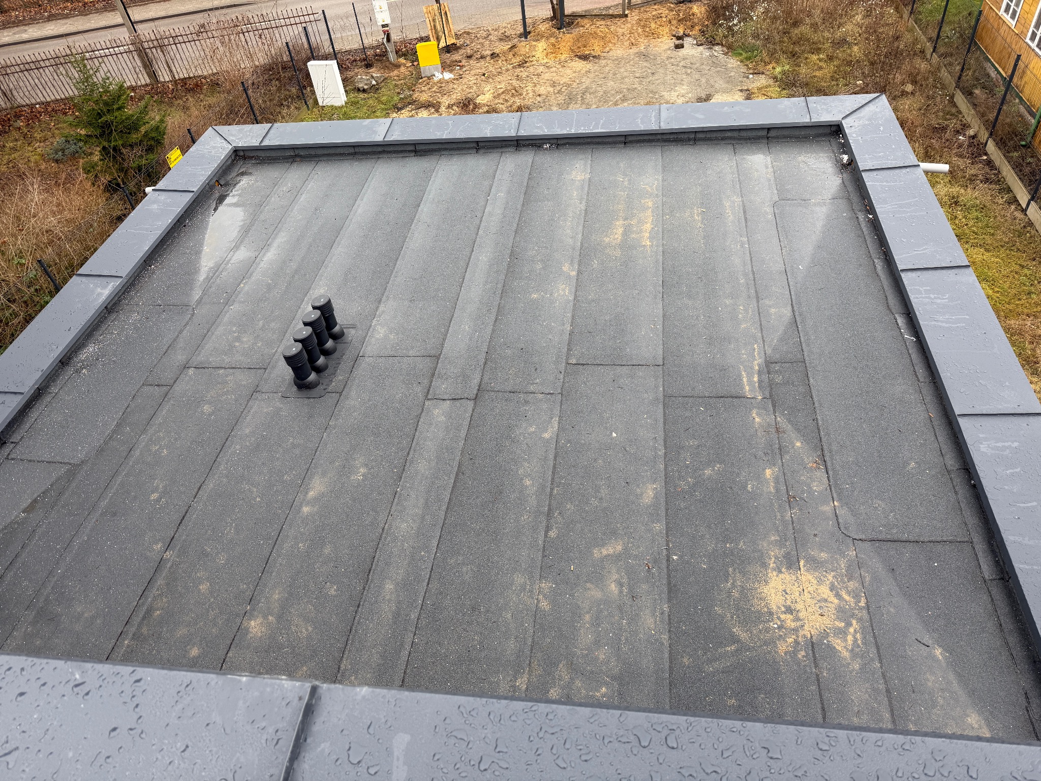 Otwock ul. Samorządowa - kompleksowe wykonanie pokrycia dachowego (hydro i termomodernizacja).