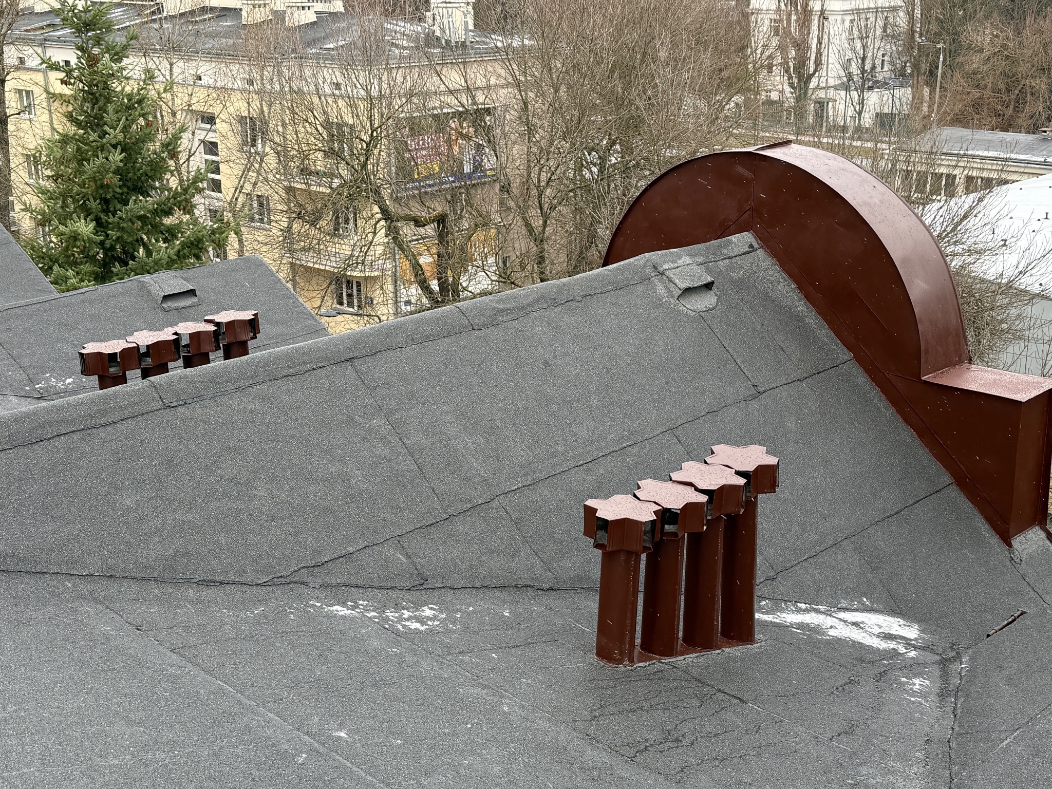 Warszawa WM Zwycięzców 6A - pokrycie dachu papą termozgrzewalną 400m2 wraz z malowaniem obróbek.