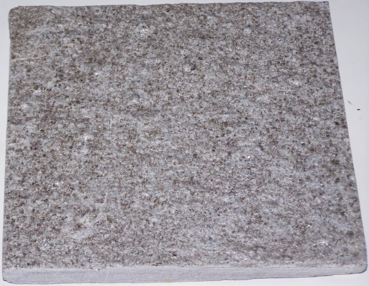Szara, kwadratowa płyta chodnikowa z wyraźną, ziarnistą fakturą na białym tle.