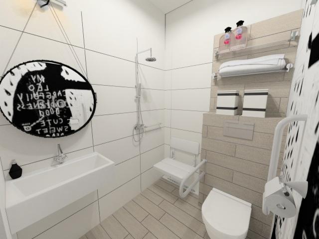 Nowoczesna łazienka z białymi płytkami i drewnopodobną ścianą, okrągłe lustro z napisem, toaleta z uchwytem dla niepełnosprawnych i składane krzesełko prysznicowe.