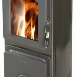 Stojący, ciemnoszary piec na paliwo stałe z płomieniami widocznymi przez szklane drzwiczki i uchwytem z czarnym detalem, umieszczony na niskiej podstawie z nóżkami.