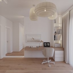 HOME PLAN PROJEKTOWANIE WNĘTRZ JOANNA MIELCZAREK - Jasne wnętrze z biurkiem, krzesłem na kółkach i trzema lampami wiszącymi. Na biurku laptop z wyświetloną godziną 13:16, lampka i drukarka. Za biurkiem regał z książkami podświetlony od tyłu...