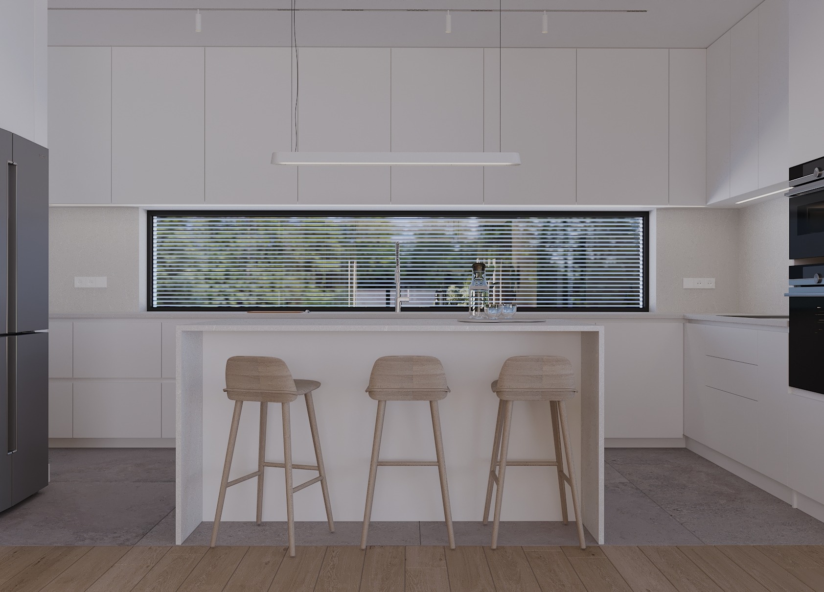 Minimalistyczna, jasna kuchnia z wyspą i trzema drewnianymi hokerami, widok na zieleń za oknem z żaluzjami, nowoczesne oświetlenie sufitowe.
