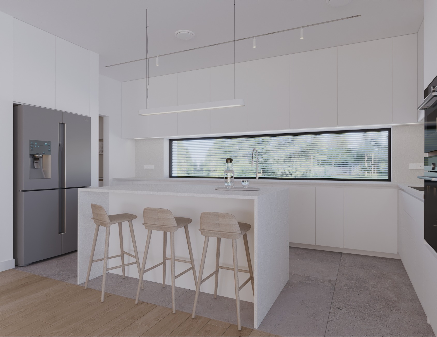 Minimalistyczna, jasna kuchnia z wyspą, trzema drewnianymi hokerami, dużym oknem z żaluzjami i szarą lodówką side-by-side.