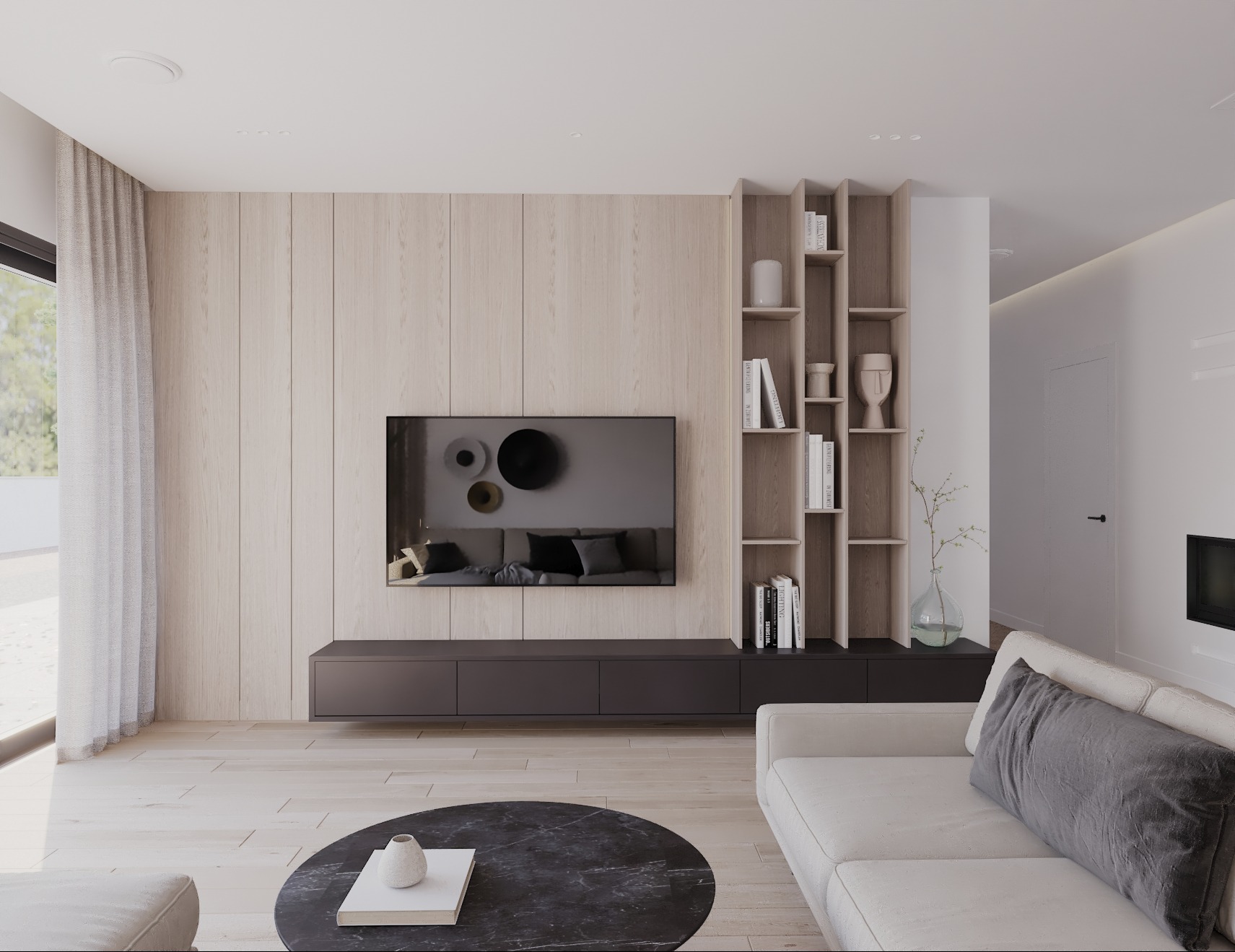 Minimalistyczny salon z drewnianą ścianą, telewizorem, czarną szafką RTV, regałem z dekoracjami, okrągłym stolikiem kawowym z marmurowym blatem i jasną sofą z szarą poduszką.