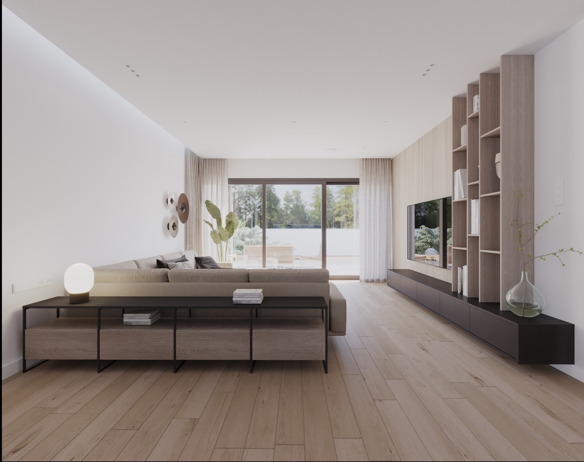 Jasny salon z drewnianą podłogą, beżową sofą narożną, niską szafką RTV z półkami, regałem z drewnianymi wstawkami i dużym oknem tarasowym z widokiem na zieleń.