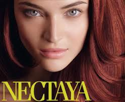 Portret kobiety z długimi, miedzianymi włosami po koloryzacji NECTAYA, widoczne delikatne refleksy i zdrowy blask.