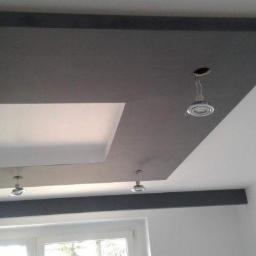 P. W. Mar-bud - Sufit podwieszany z szarą wnęką i punktowym oświetleniem, widok z dołu na okno.