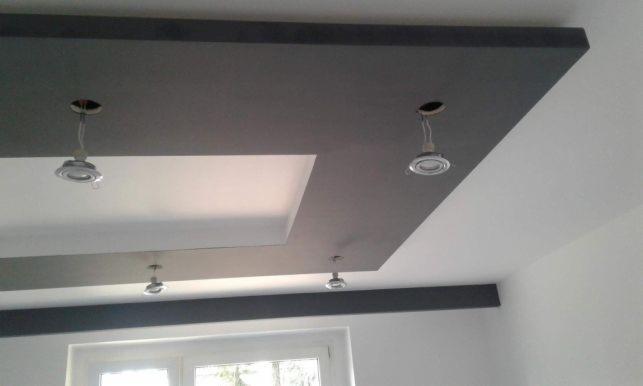 Sufit podwieszany z szarą wnęką i punktowym oświetleniem, widok z dołu na okno.