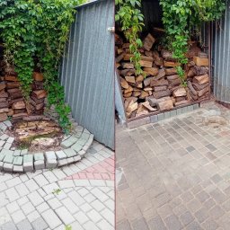 ARKADIAS Arkadiusz Wysocki - Ułożone drewno kominkowe w metalowej wiacie, obok widoczny fragment wybrukowanego placu z pniakiem po wyciętym drzewie, oplecione bluszczem.