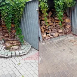 Ułożone drewno kominkowe w metalowej wiacie, obok widoczny fragment wybrukowanego placu z pniakiem po wyciętym drzewie, oplecione bluszczem.