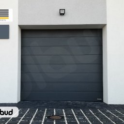 Bramy garażowe segmentowe UniPro Wiśniowski w kolorze grafitowym- realizacja Olbud Straszyn