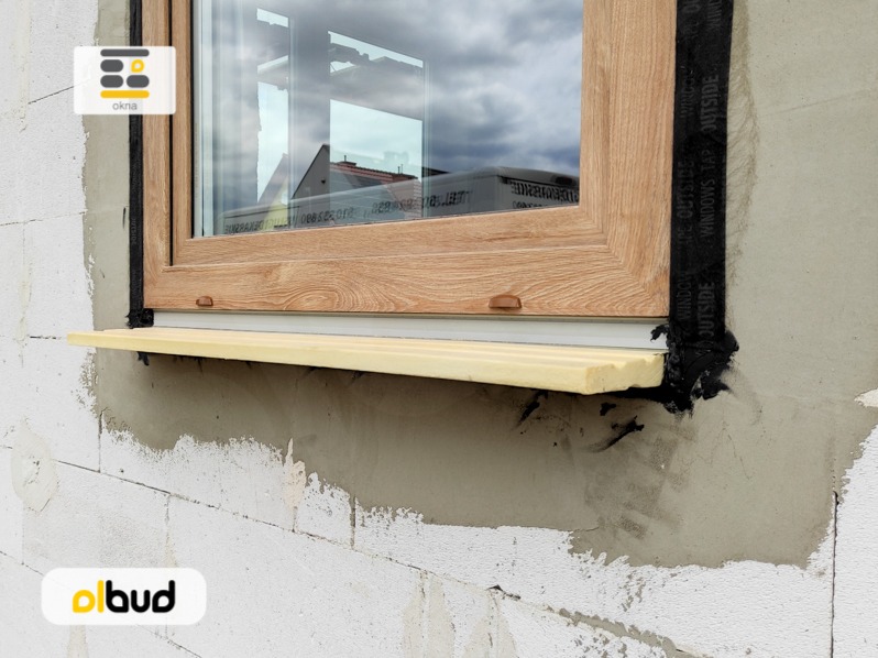 ciepły parapet pod oknem ze szczelnym montażem