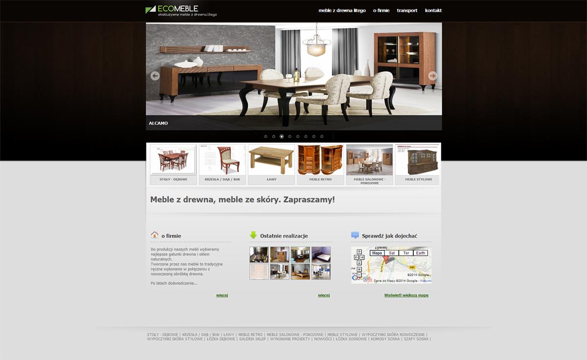 Zdjęcie strony internetowej firmy meblarskiej Ecomeble, prezentującej aranżację jadalni z drewnianym stołem, krzesłami z tapicerką w jasne wzory, komodą i witryną w tle, nad stołem lampa wisząca...