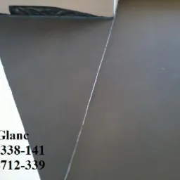 Gładka, szara posadzka po wylewce, widoczna linia dylatacyjna przy ścianie. Ujęcie z bliska, prezentujące równą powierzchnię i wykończenie podłogi.