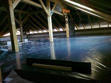 Przygotowanie podłoża pod posadzkę na poddaszu: rozłożona folia hydroizolacyjna na drewnianej konstrukcji dachu, widoczne elementy instalacji.