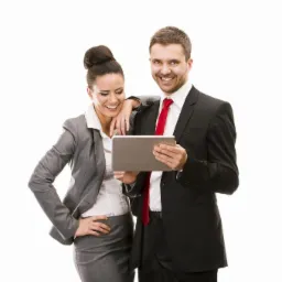 Uśmiechnięci konsultanci biznesowi w garniturach przeglądają tablet na białym tle, prezentując nowoczesne rozwiązania finansowe lub ubezpieczeniowe.