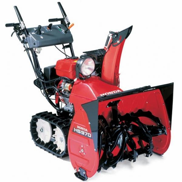 Czerwono-czarna odśnieżarka Honda HS970 na gąsienicach, widok z przodu na białym tle.