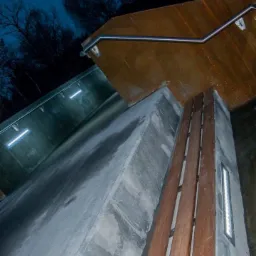 Betonowa konstrukcja z oświetleniem LED i elementami drewnianymi, widok z dołu w ciemnej tonacji. Metalowa barierka na górze. Specyficzne oświetlenie i materiały.