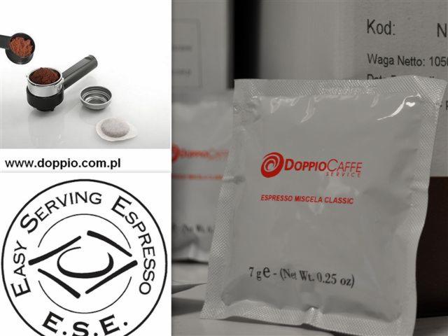 Kawa w saszetkach E.S.E. Doppio Caffe Service z logotypem. Widoczny portafiltr z kawą i miarką. Produkt gotowy do użycia w ekspresach biurowych.