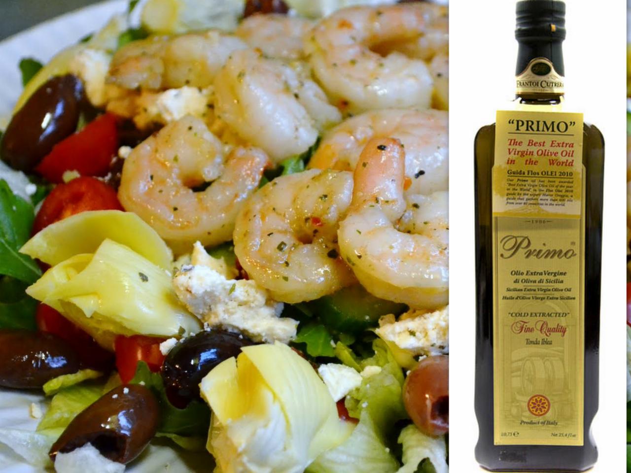 Sałatka z krewetkami, oliwkami, serem feta i karczochami, polana oliwą z oliwek Primo. Zdjęcie z bliska, jasne światło.