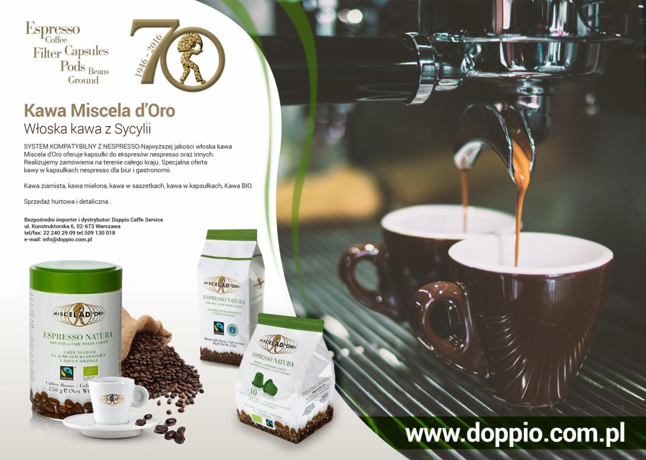 Ekspres do kawy nalewający espresso do dwóch brązowych filiżanek, obok opakowania kawy ziarnistej i kapsułek Miscela d'Oro Espresso Natura, w tle logo 70-lecia firmy.