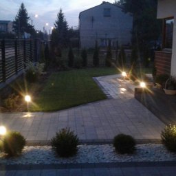 Ogród oświetlony wieczorem 