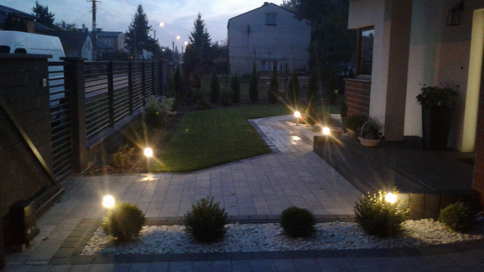 Ogród oświetlony wieczorem