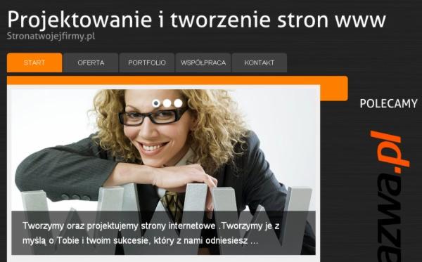 Uśmiechnięta kobieta w okularach, opierająca się o szare, geometryczne elementy na ekranie strony internetowej z menu nawigacyjnym u góry i tekstem reklamowym na dole.