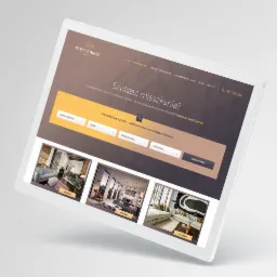 Tablet wyświetla stronę internetową agencji nieruchomości z wyszukiwarką ofert i miniaturami zdjęć wnętrz.