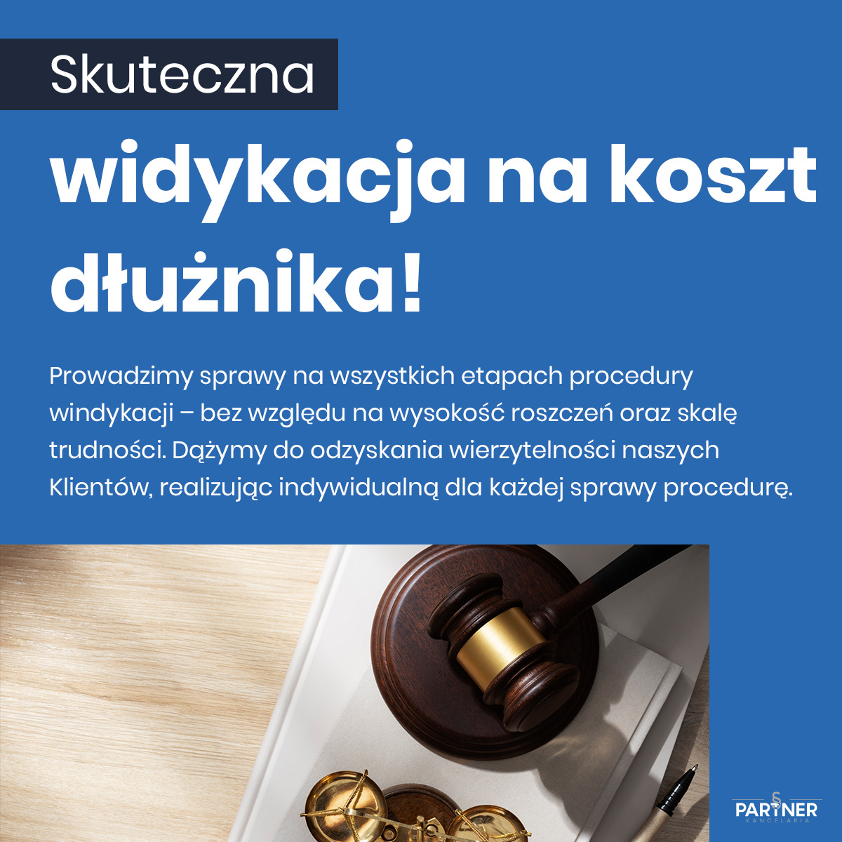 Grafika: hasło 'Skuteczna windykacja na koszt dłużnika!' nad drewnianym młotkiem sędziowskim, wagą sprawiedliwości i długopisem na białej księdze.