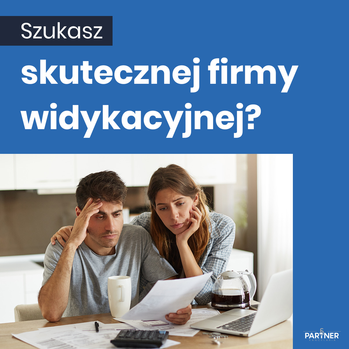 Zmartwiona para analizuje dokumenty przy biurku z laptopem, kalkulatorem i kawą. Reklama firmy windykacyjnej.