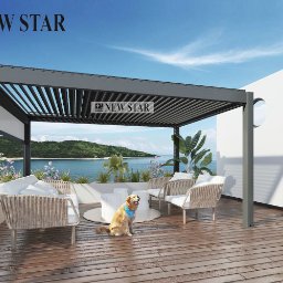 Ogrodowa Pergola lamelowa, konstrukcji aluminiowej. Wykończenie farba proszkowa poliestrowa ral7024.
Od czoła zamontowana roleta scrren z sytemem zip.