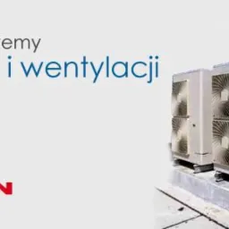 Profesjonalne systemy klimatyzacji i wentylacji Viessmann: rzędy klimatyzatorów na dachu budynku, widok z boku, jasne tło z logo firmy partnerskiej.