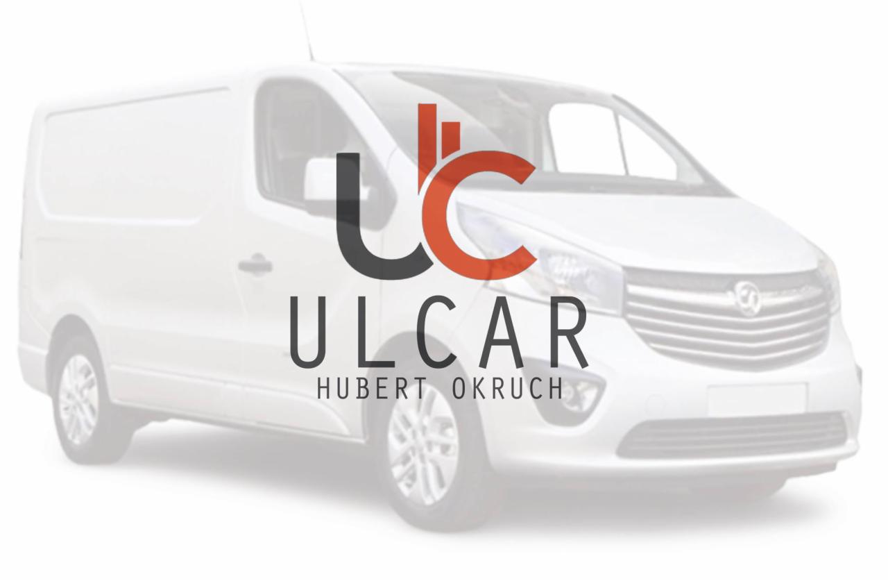 Biały bus dostawczy z nałożonym logo firmy ULCAR Hubert Okruch, widok z przodu, delikatne rozmycie tła.