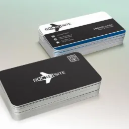Dwa stosy wizytówek z zaokrąglonymi rogami. Jedna wizytówka leży płasko, eksponując czarne tło z białym logo 'ROCKETSITE'. Drugi stos wizytówek ukazuje biało-czarno-niebieski projekt z danymi...