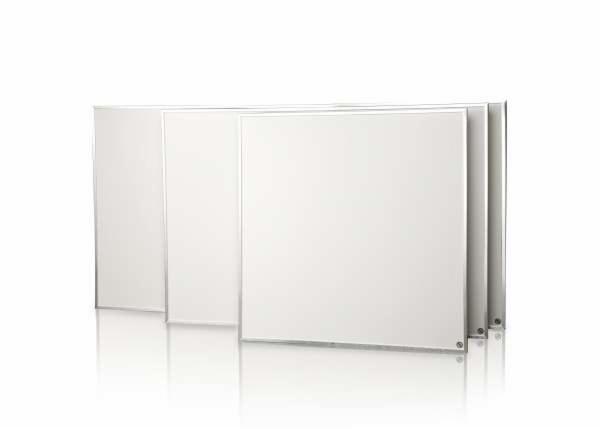 Prezentacja kilku białych paneli grzewczych Infrared Standard 900W ustawionych jeden za drugim, widoczne srebrne ramy i mocowania.